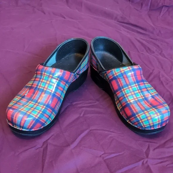 ⭐💥 Women's Dansko clogs size 37 plaid in good condition⭐💥 - Picture 1 of 10